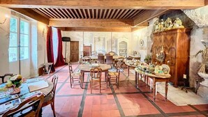 Unclassified image, 5 of 16, button - The Adonai Room - Triple Room (Montanges)