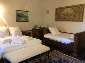 Tabla de planchar con plancha, wifi y ropa de cama 