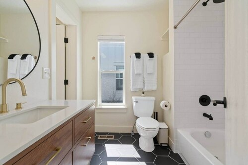 Brand New Build with Hot Tub that Sleeps 8 in Central Fort Collins!