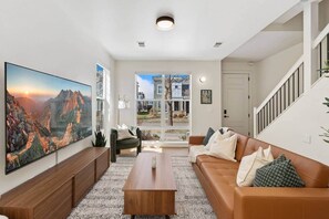 Smart TV - Brand New Build with Hot Tub that Sleeps 8 in Central Fort Collins! (Fort Collins)