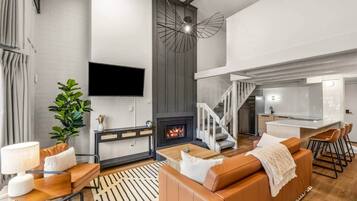 Smart TV, fireplace