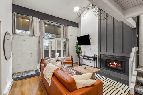 Modern Luxe Ski In/Out Sleeps 6 within Walking Distance to Dining at the Base!