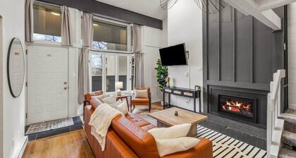 Modern Luxe Ski In/Out Sleeps 6 within Walking Distance to Dining at the Base!