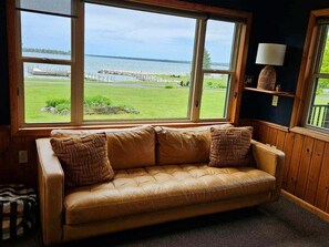 Smart TV, fireplace - Idyllic Les Cheneaux Islands waterfront cabin sleeps 8 (Hessel)