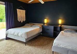 3 bedrooms, free WiFi, bed sheets - Idyllic Les Cheneaux Islands waterfront cabin sleeps 8 (Hessel)
