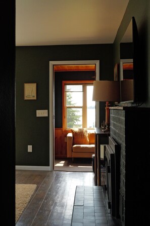 Smart TV, fireplace - Idyllic Les Cheneaux Islands waterfront cabin sleeps 8 (Hessel)