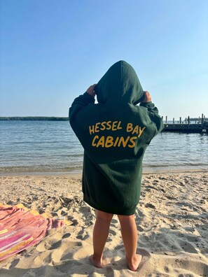 På stranden