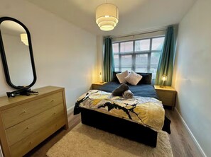 2 Schlafzimmer, Schreibtisch, Bügeleisen/Bügelbrett, kostenloses WLAN