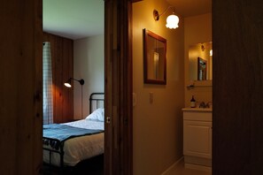2 bedrooms, free WiFi, bed sheets - Hessel Bay Cabin #6:  Lake Huron waterfront cabin sleeps 4.  Boat slip available! (Hessel)