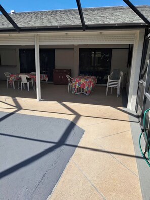 Outdoor dining - 3-bedroom house in charming Fort Myers with cool AC (Fort Myers)