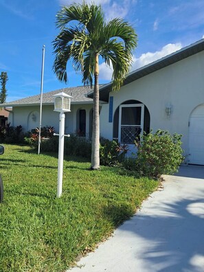 Exterior - 3-bedroom house in charming Fort Myers with cool AC (Fort Myers)
