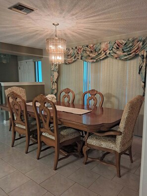 Dining - 3-bedroom house in charming Fort Myers with cool AC (Fort Myers)