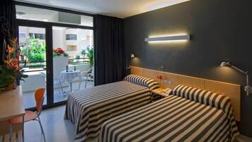 Habitación estándar con 1 cama matrimonial o 2 individuales, vista a la ciudad