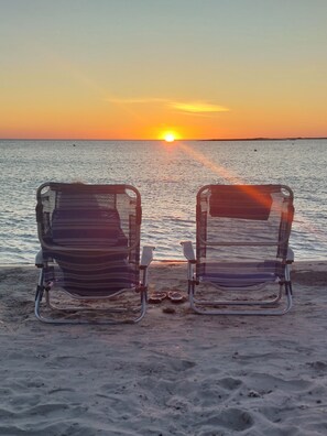 Chaises longues, serviettes de plage