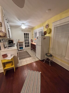 Microwave, oven, stovetop, dishwasher - Adorable 2-bedroom bungalow with AC in Daytona Beach, walking distance to beach (Daytona Beach)