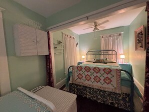 Iron/ironing board, WiFi, bed sheets - Adorable 2-bedroom bungalow with AC in Daytona Beach, walking distance to beach (Daytona Beach)