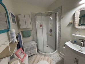 Shower, hair dryer, towels - Adorable 2-bedroom bungalow with AC in Daytona Beach, walking distance to beach (Daytona Beach)