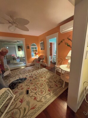 Interior - Adorable 2-bedroom bungalow with AC in Daytona Beach, walking distance to beach (Daytona Beach)