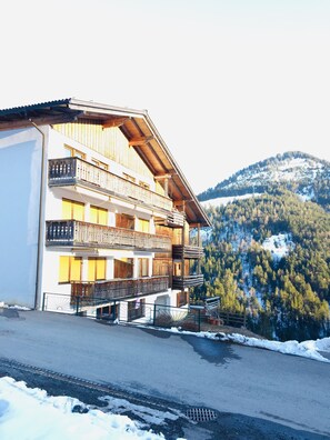 Exterior - Cozy family apartment with balcony and mountain view, right next to hiking trails. (Dornbirn)