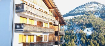 Cozy family apartment with balcony and mountain view, right next to hiking trails.