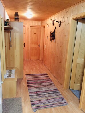 Interior - Cozy family apartment with balcony and mountain view, right next to hiking trails. (Dornbirn)