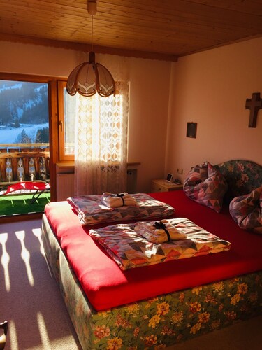 Cozy family apartment with balcony and mountain view, right next to hiking trails.