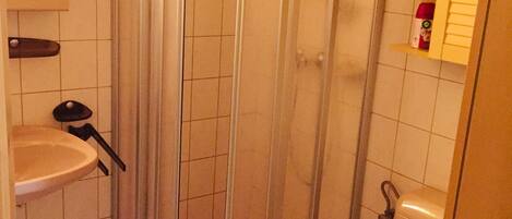 Douche, séchoir à cheveux, serviettes fournies, papier de toilette