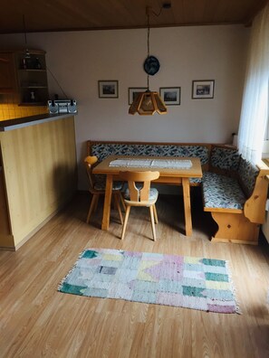 Dining - Cozy family apartment with balcony and mountain view, right next to hiking trails. (Dornbirn)