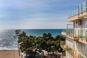 Beach nearby - Beachfront Apartment with Pool Access by PikHost (Shëngjin)