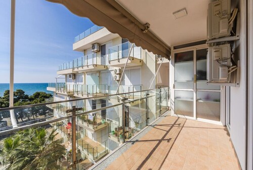 Beachfront Apartment with Pool Access by PikHost