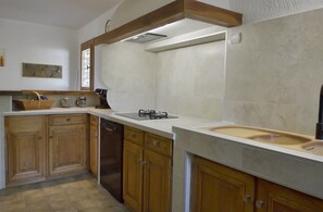 Private kitchen - Holiday Home 'Villa La Couaste Profitez De La Vie' with Private Pool, Wi-Fi and Air Conditioning (Lorgues)