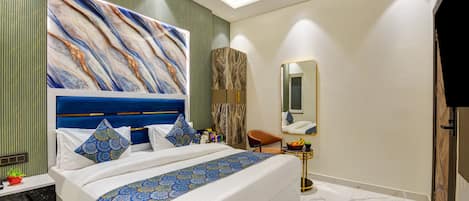 Ein modernes Hotelzimmer mit einem großen Bett, einem Kopfteil im Marmordesign, einem Nachttisch mit Spiegel und Blick auf die Stadt.