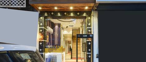 La entrada a un hotel con un letrero que dice 'BY LAND INN'.
