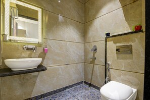 Luxury Double or Twin Room | Bathroom | Shower, towels, soap, shampoo - Hotel Byland inn  (New Delhi)