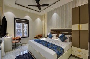 Superior Triple Room | Desk, laptop workspace, free WiFi - Hotel Byland inn  (New Delhi)