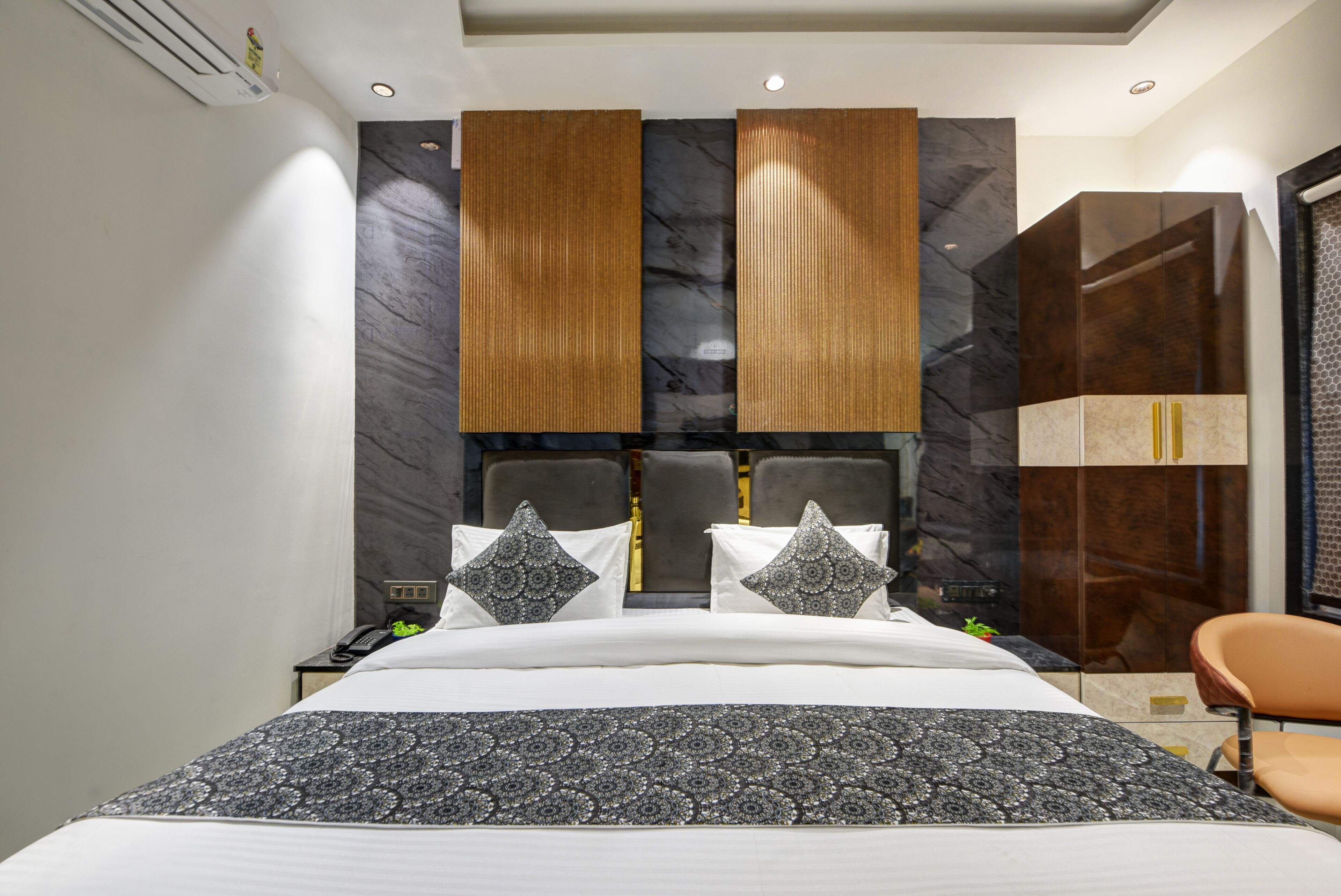 Classic Double Room, Non Smoking | Meja, ruang kerja komputer riba, Wi-fi percuma 