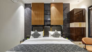 Classic Double Room, Non Smoking | Meja, ruang kerja komputer riba, Wi-fi percuma