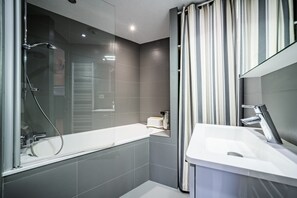 Douche, sèche-cheveux