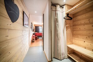 Interior - Apartment "Erin" with Mountain View, Private Terrace and Wi-Fi (Châtel)