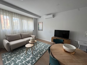 Appartement | Woonruimte | Een 32-inch smart-tv met digitale zenders