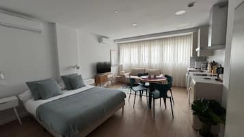 Appartement | Luxe beddengoed, donsdekens, een strijkplank/strijkijzer