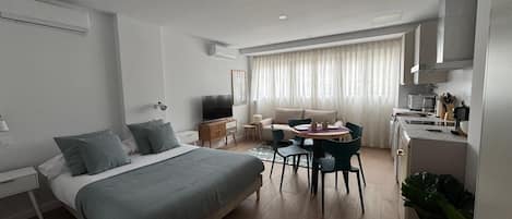 Apartment | Premium bedding, down comforters, iron/ironing board