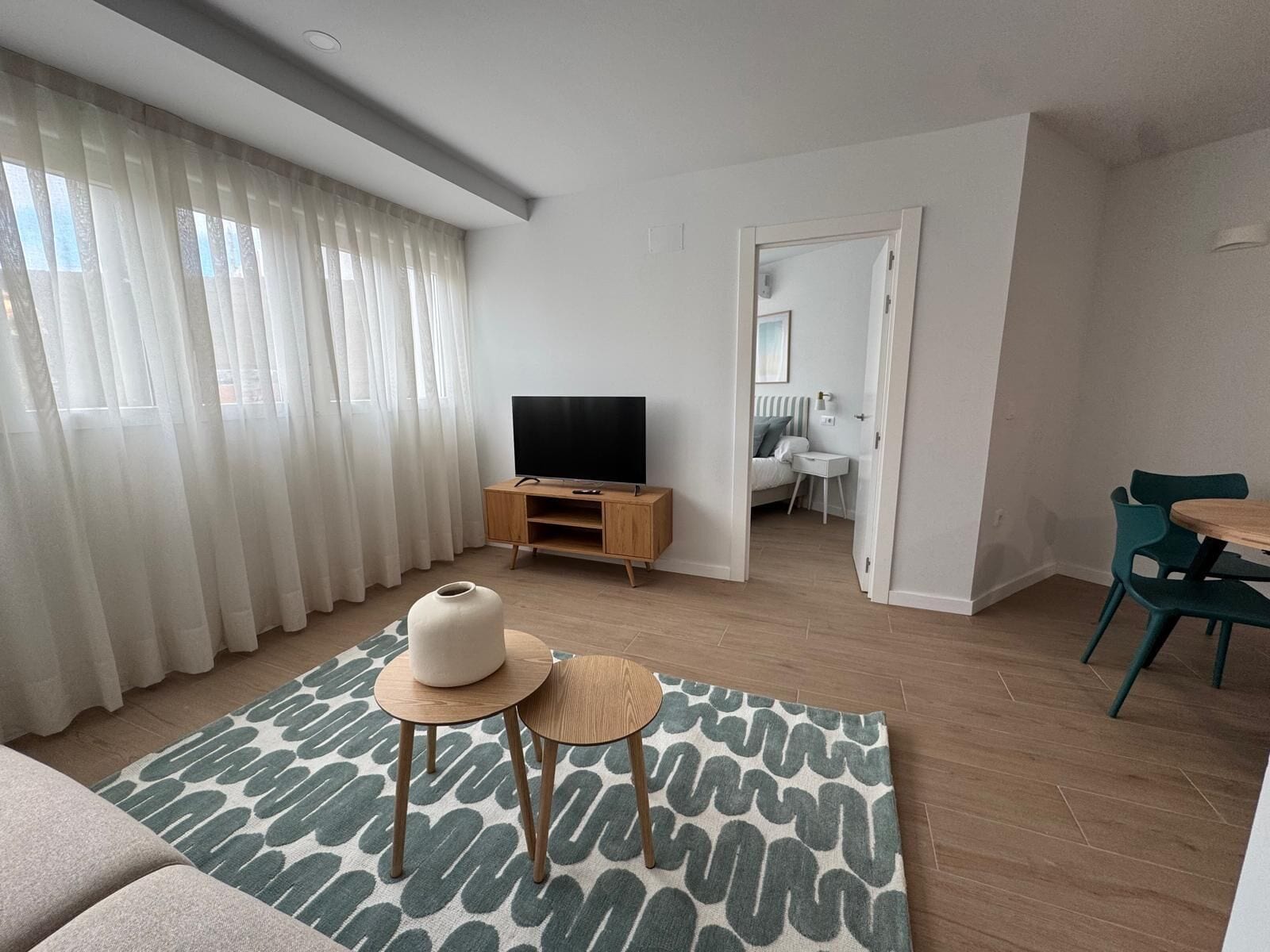 Appartement | Woonruimte | Een 32-inch smart-tv met digitale zenders