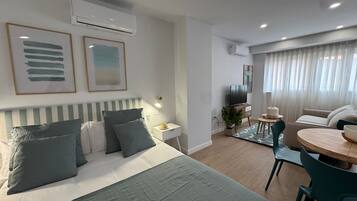 Apartment | Premium bedding, down comforters, iron/ironing board