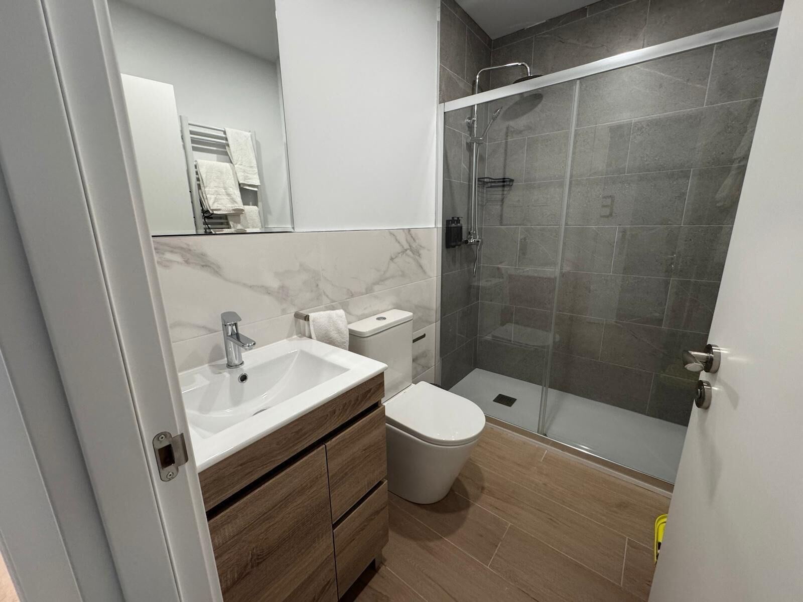 Apartamento | Baño | Ducha, secador de pelo, toallas y jabón