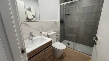 Apartamento | Baño | Ducha, secador de pelo, toallas y jabón