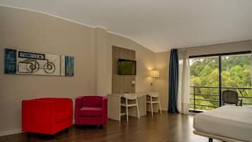 Habitación doble superior | Ropa de cama de alta calidad, edredones de plumas, minibar y caja fuerte