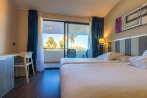 Quarto triplo | Roupas de cama premium, edredons de pluma, frigobar, cofres nos quartos