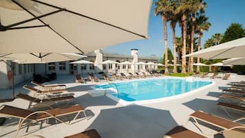 Una piscina al aire libre de temporada