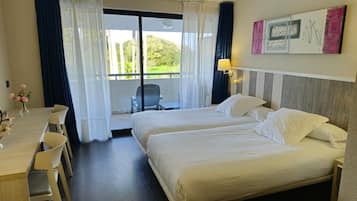 Habitación doble | Ropa de cama de alta calidad, edredones de plumas, minibar y caja fuerte